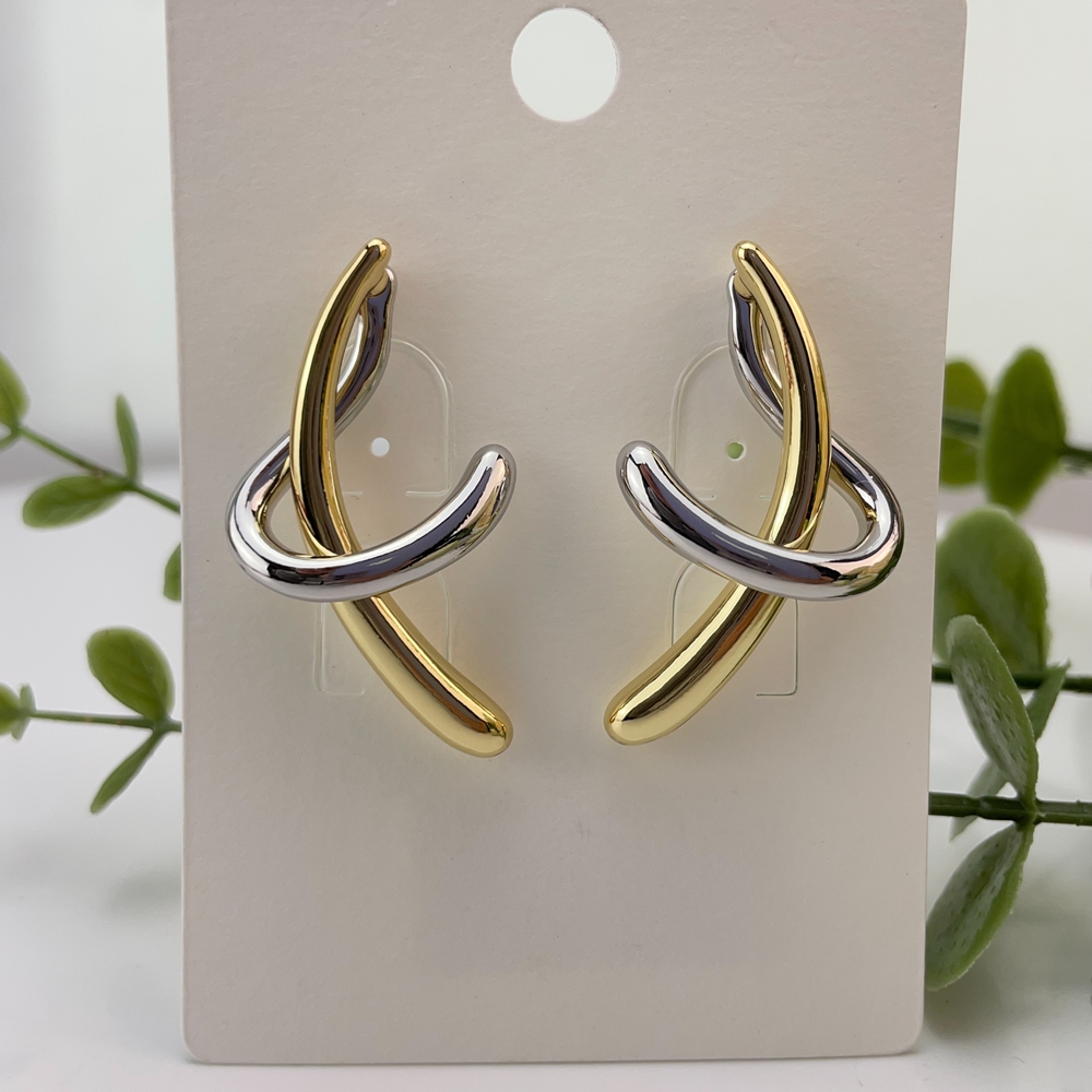 Women Accessories Dubai - أقراط يومينجلاي الفاخرة على طراز دبي،